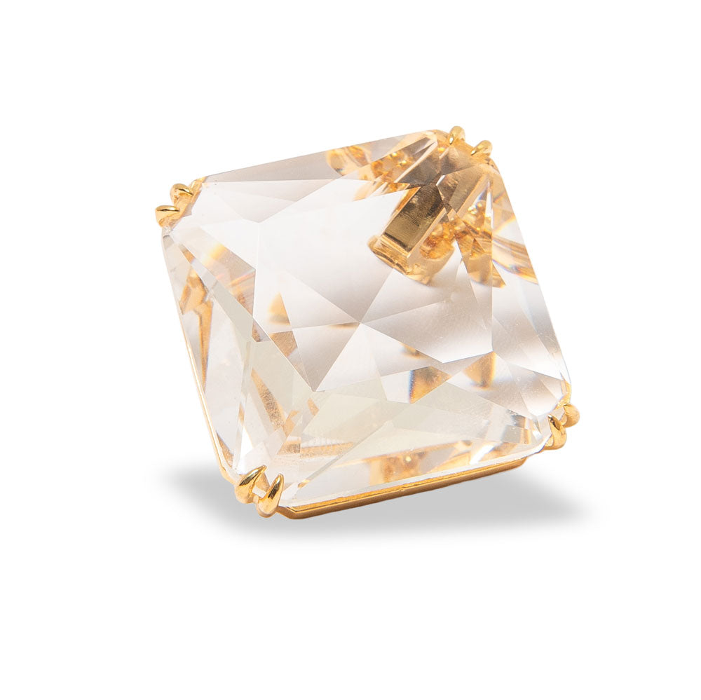 Pingente com pedra verde esmeralda e banho de ouro 18k, moldura delicada para uso diário.