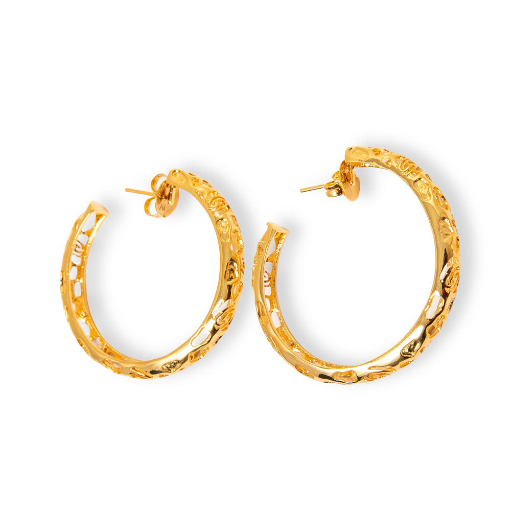 Brinco verticalizado inspirado na girafa, banho ouro 18k. Design autoral Herreira, produção em Goiânia.