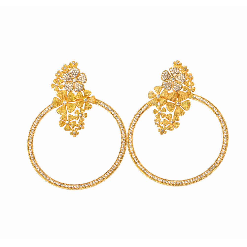 Brinco Bella Flor com pétalas botânicas delicadas e banho de ouro 18k. Design exclusivo Herreira, produção em Goiânia.