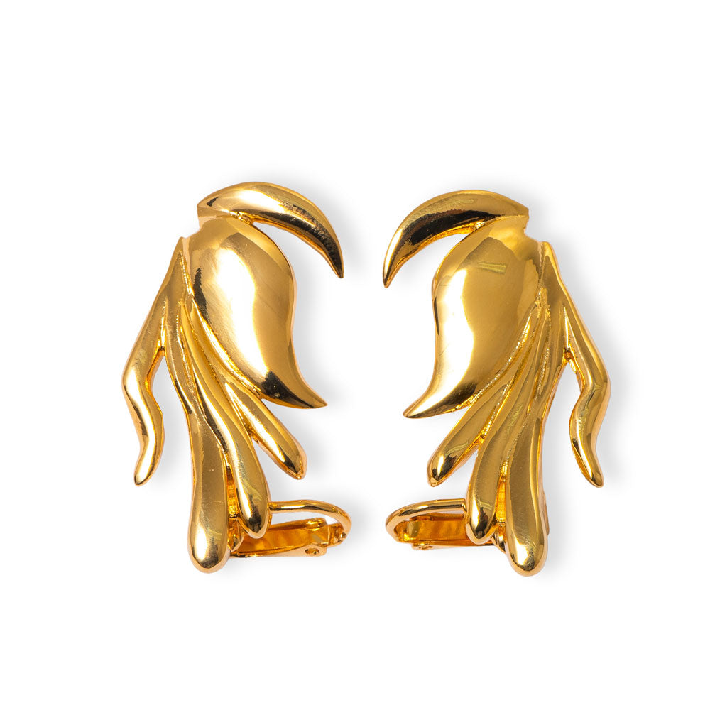 Brinco com texturas africanas e banho ouro 18k. Design exclusivo Herreira, produção em Goiânia. Frete grátis acima de R$ 300.