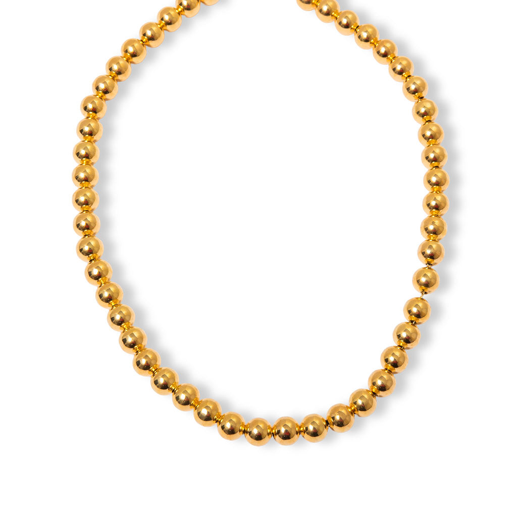 Colar Alora com pingente arredondado e banho de ouro 18k. Design Herreira autoral, produção própria em Goiânia.