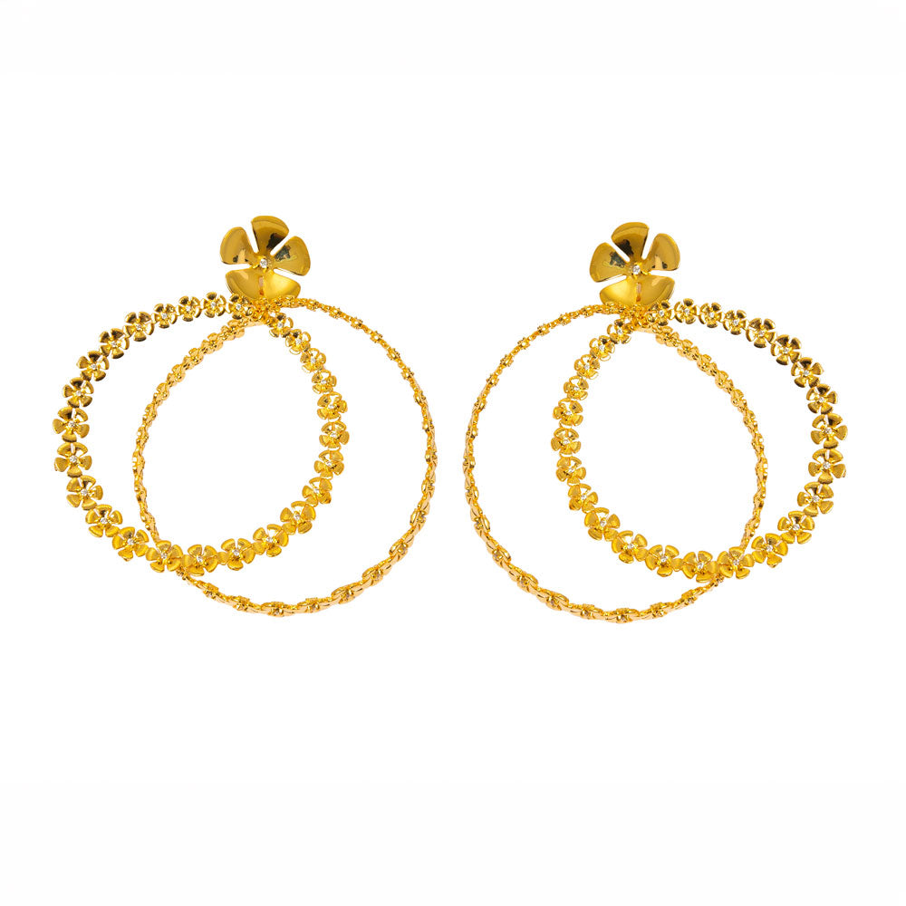Brinco Love Maze com dupla argola, flores e zircônias 1,25mm, banho de ouro 18k. Design Herreira, produção em Goiânia.