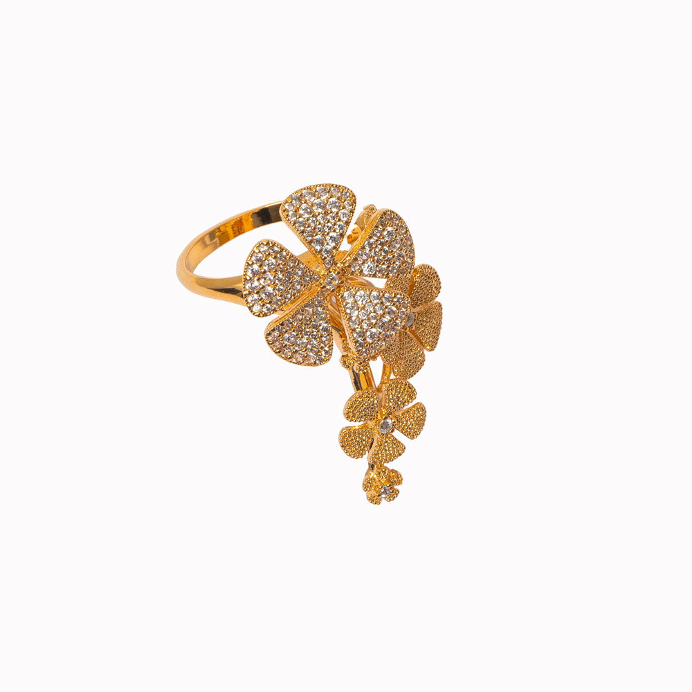 Anel Grand Clover trevo cravejado em zircônia AAA, banho ouro 18k. Presente afetivo Herreira, produção própria em Goiânia.