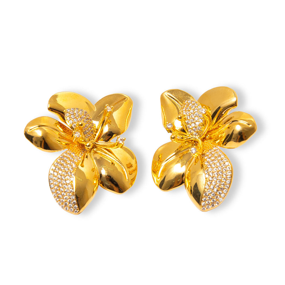 Brinco Blosson com pétalas tridimensionais e banho de ouro 18k. Design exclusivo Herreira, produção própria em Goiânia.