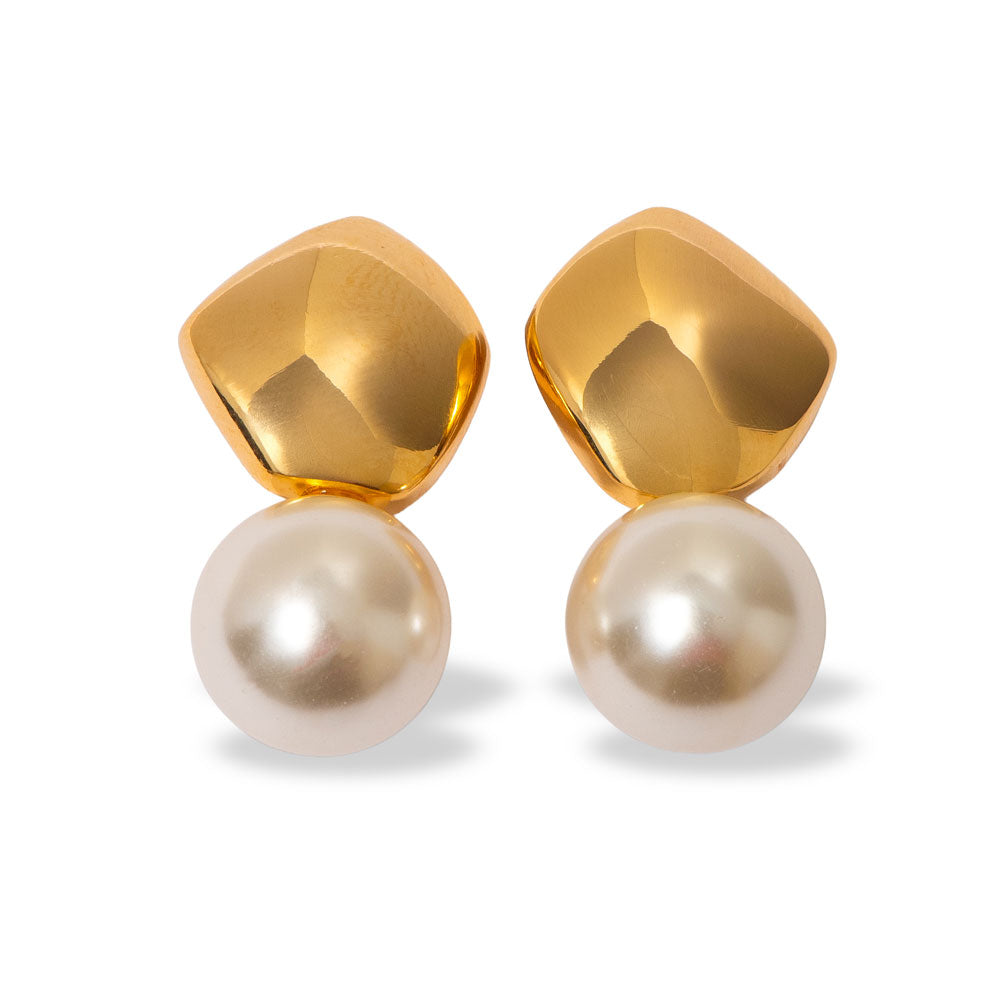 Brinco curvo com pérola e banho ouro 18k. Design clássico Herreira, produção em Goiânia. Frete grátis acima de R$ 300.