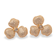 Brinco em formato de flor com banho de ouro 18k e acabamento polido. Design exclusivo Herreira, produção em Goiânia.