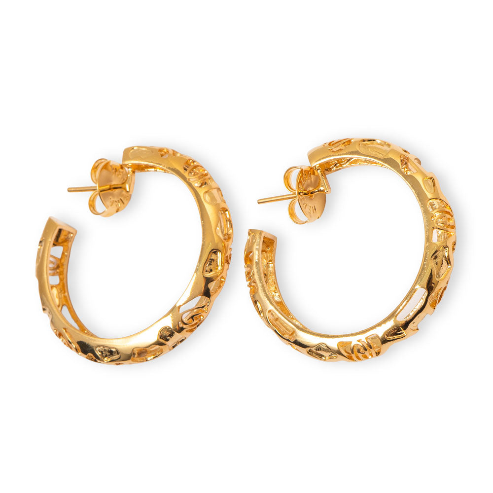 Brinco Petit Torcido com aro pequeno em torção fina e banho de ouro 18k. Design exclusivo Herreira, produção em Goiânia.