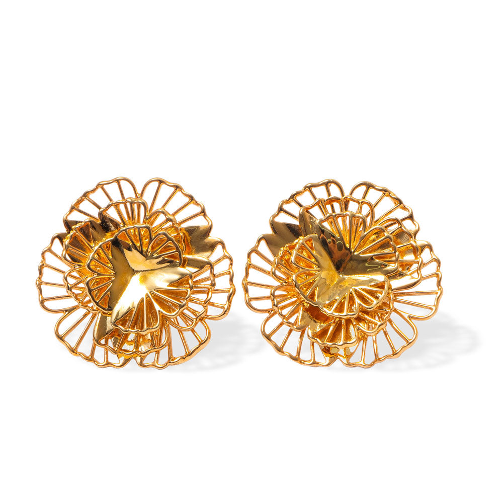 Brinco Lunny Petit com textura exclusiva inspirada na savana, banho ouro 18k. Design Herreira, produção em Goiânia.