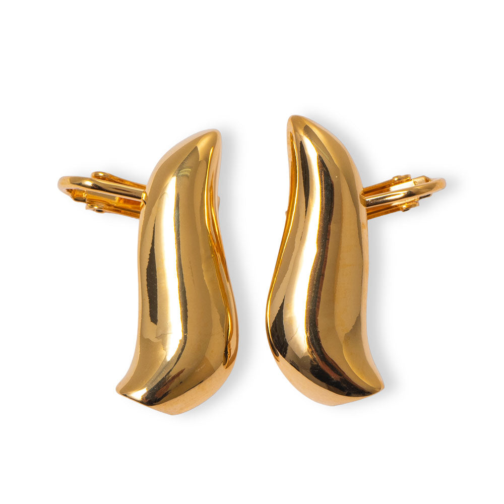 Brinco pequeno com pedra vermelha e banho ouro 18k. Design Herreira, produção em Goiânia. Frete grátis acima de R$ 300.