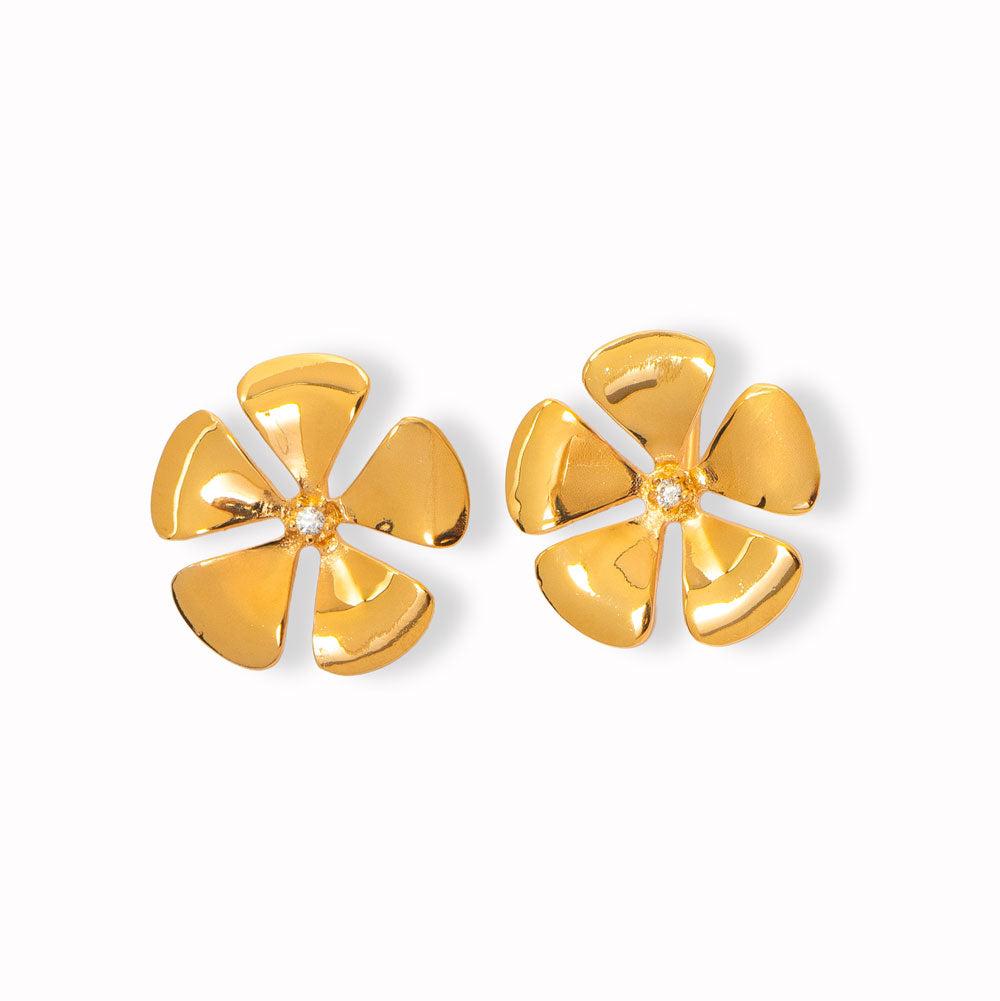 Brinco Doce Flor com pétalas botânicas em relevo e banho de ouro 18k. Design exclusivo Herreira, produção em Goiânia.
