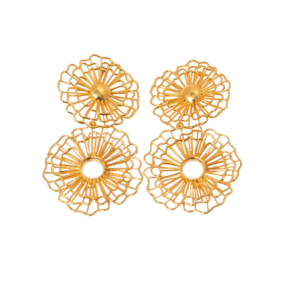 Brinco com trama metálica inspirada em tecelagem africana e banho ouro 18k. Design Herreira, produção em Goiânia.