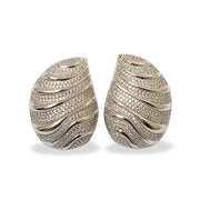 Brinco Entrelaçados com elos torcidos em metal polido, banho de ouro 18k. Design exclusivo Herreira, produção em Goiânia.