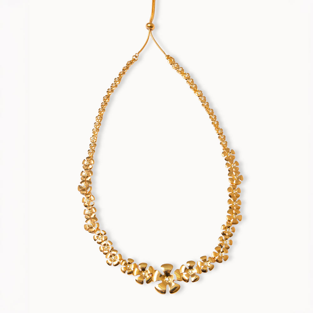 Colar Grand Flores com pingente amplo, pedras e banho de ouro 18k. Design Herreira para eventos especiais,