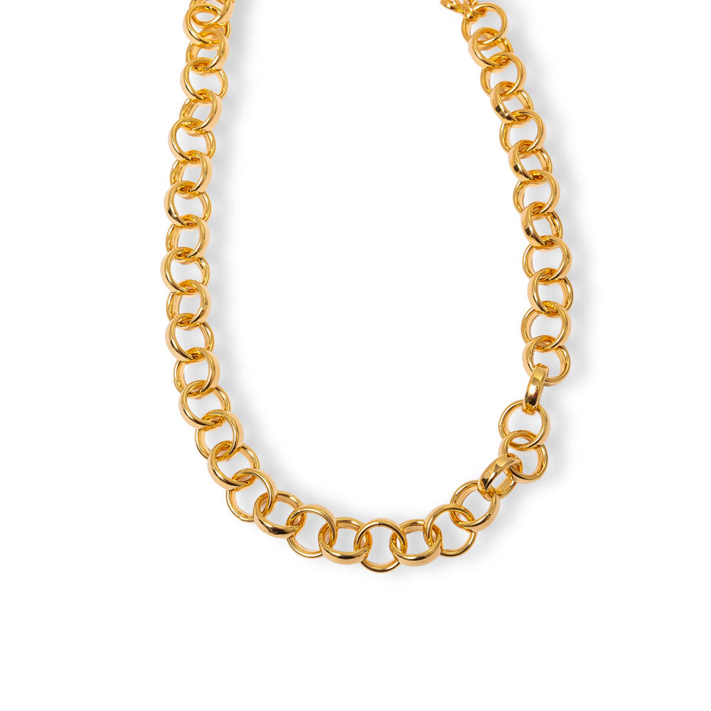 Colar Alieny com pingente delicado e banho de ouro 18k. Design Herreira autoral, produção própria em Goiânia há 18 anos.