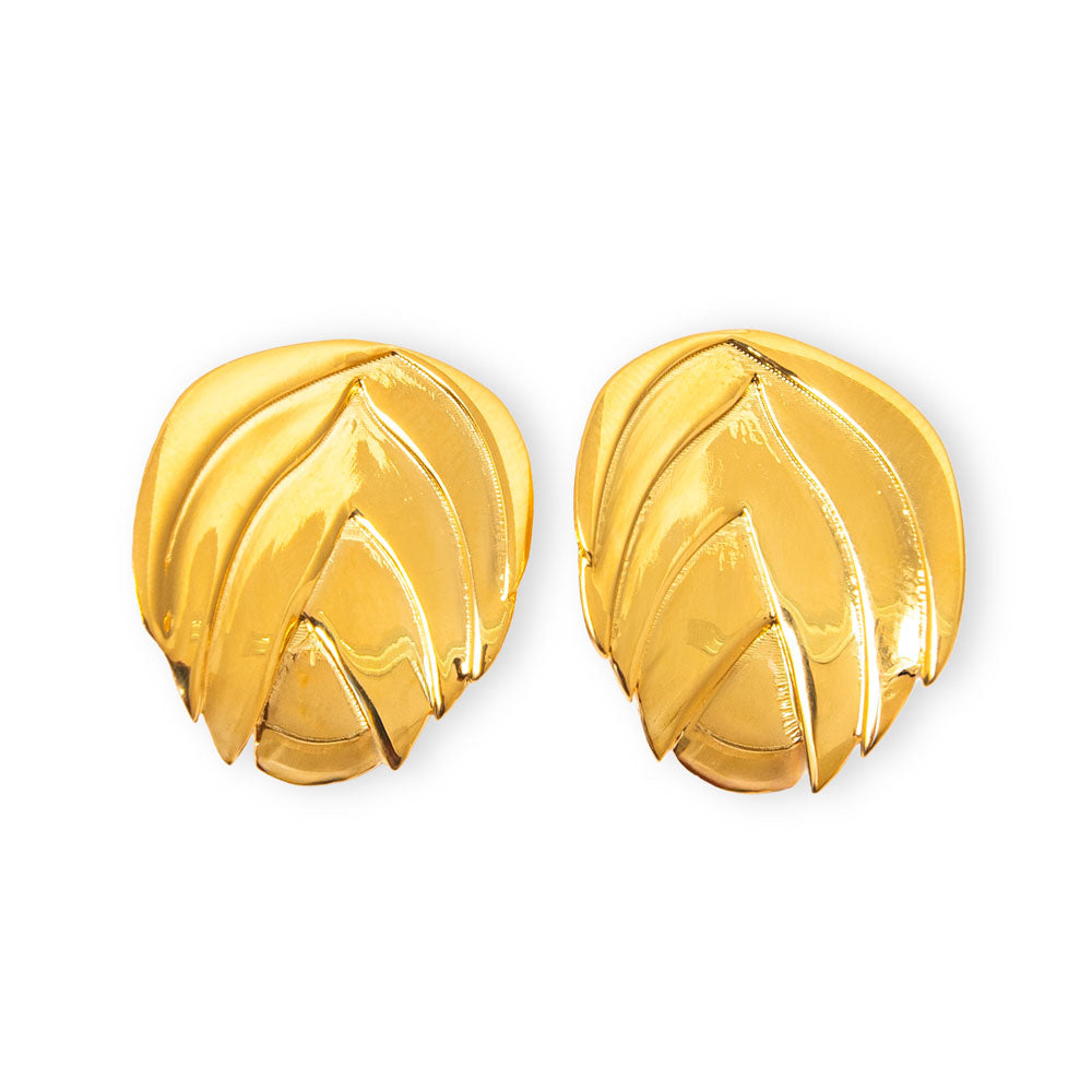 Brinco Floreart com pétalas sobrepostas e banho de ouro 18k. Design exclusivo Herreira, produção própria em Goiânia.