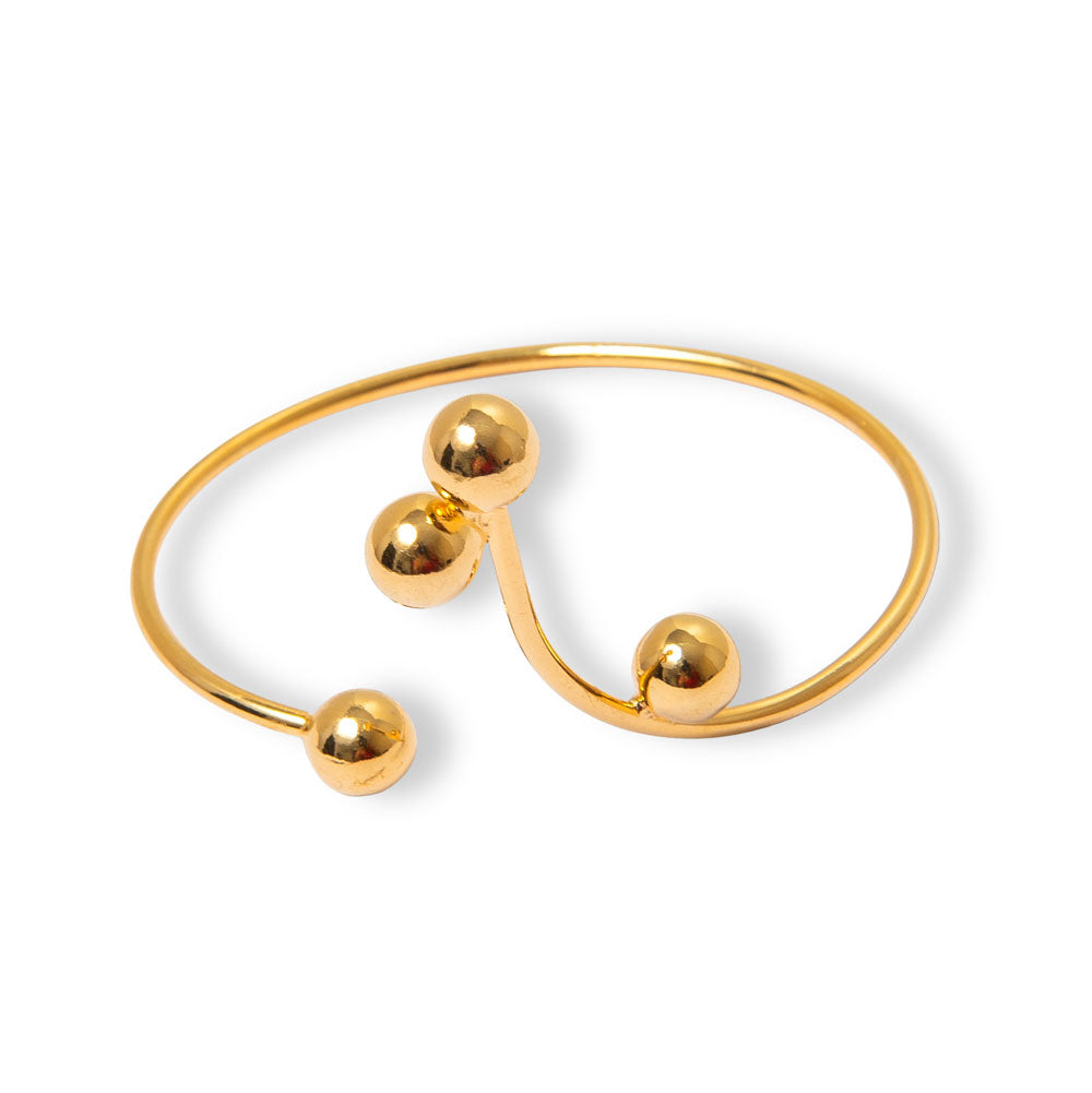 Bracelete em hastes finas curvas com esferas polidas e banho de ouro 18k. Design minimalista contemporâneo.