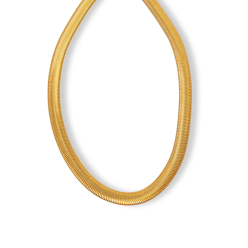 Colar Bianque M médio com banho de ouro 18k. Design Herreira versátil para uso diário, produção em Goiânia há 18 anos.