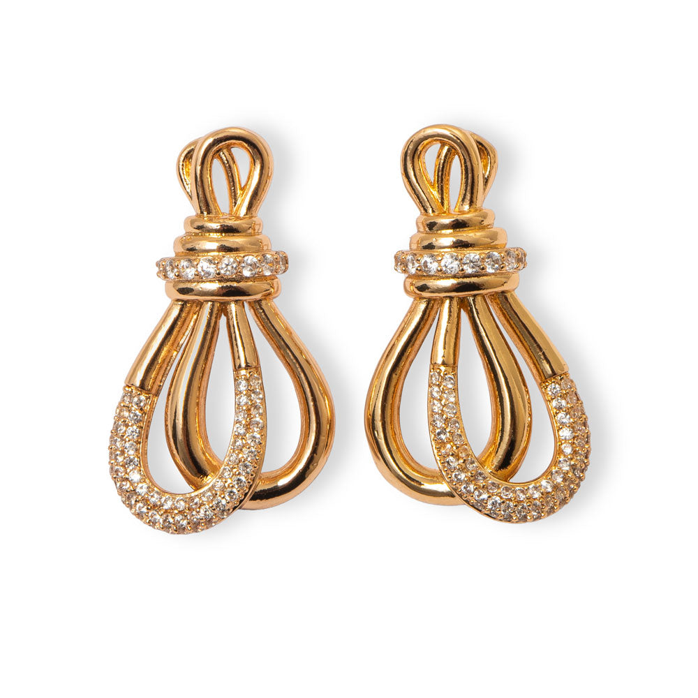 Brinco ornamental com volutas em relevo e banho de ouro 18k brilhante. Design exclusivo Herreira, produção em Goiânia.