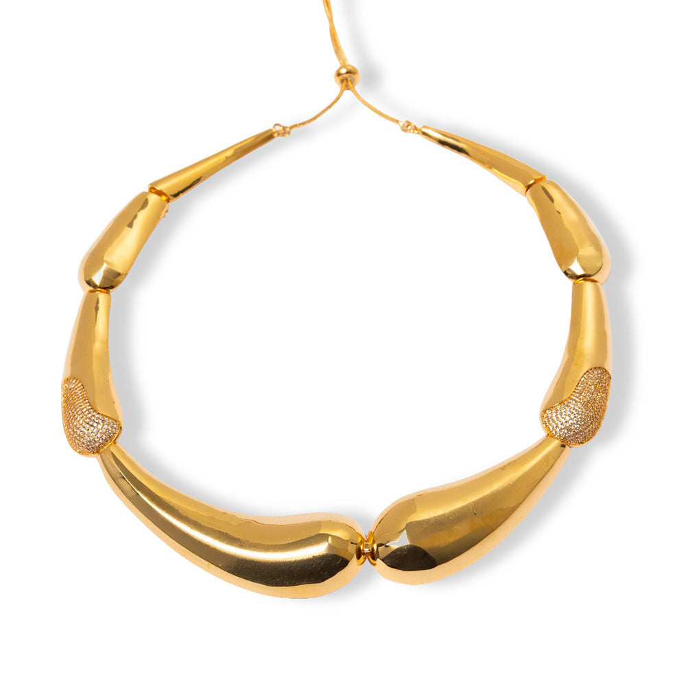 Brinco Bellize com micro cravação de zircônias 1mm, banho ouro 18k. Design exclusivo Herreira, produção em Goiânia.