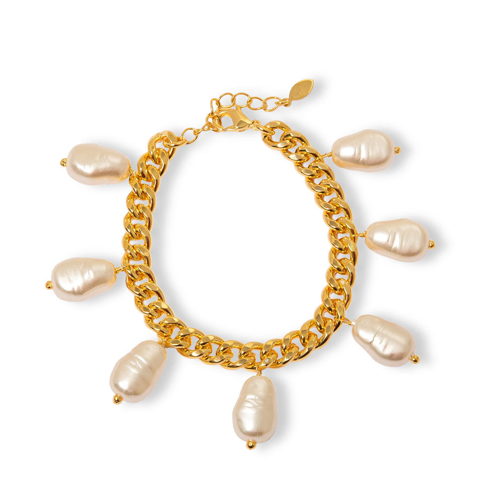 Pulseira corrente robusta com pérolas alongadas pendentes e banho de ouro 18k. Detalhe em vermelho nas pontas.