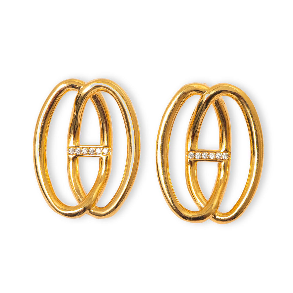 Brinco com micro cravação pavê de zircônia e banho ouro 18k. Design Herreira, produção em Goiânia.