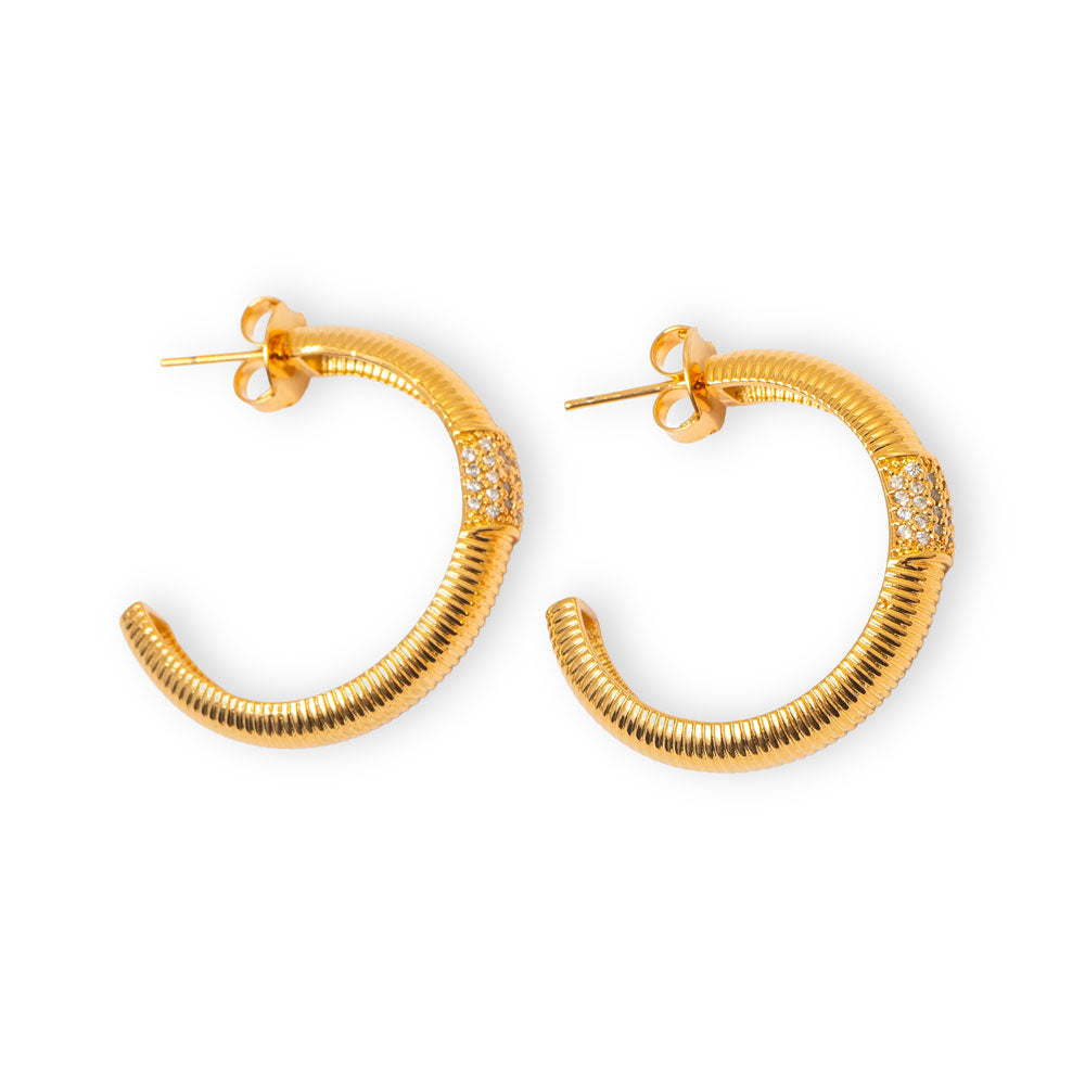 Brinco Prenny, argola texturizada com pavê de zircônias 1mm e banho de ouro 18k. Design Herreira, produção em Goiânia.