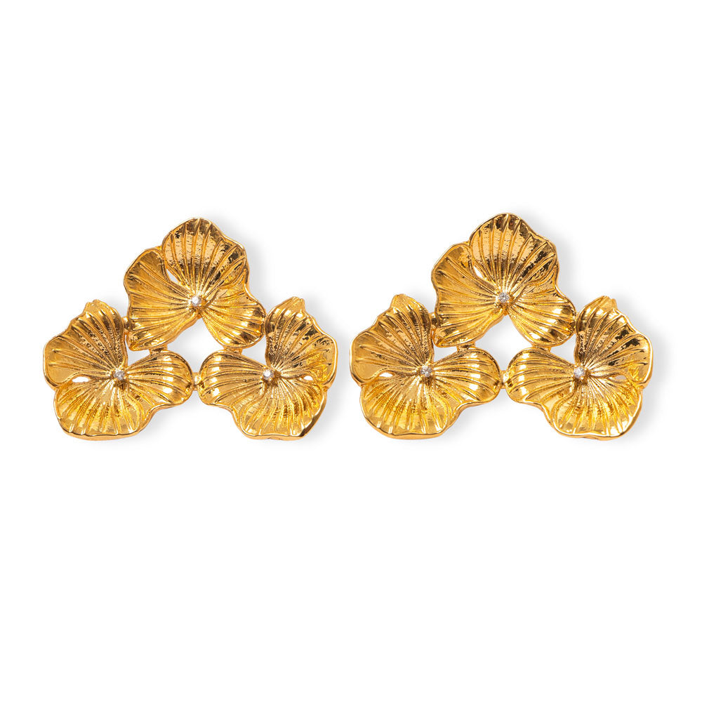 Brinco floral texturizado com banho ouro 18k. Design exclusivo Herreira, produção em Goiânia. Frete grátis acima de R$ 300.