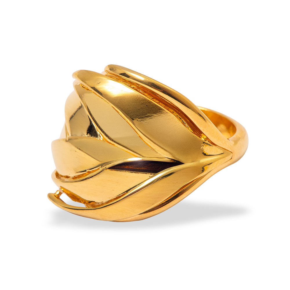 Anel Callista volumoso em metal polido, banho ouro 18k. Design arquitetônico Herreira,