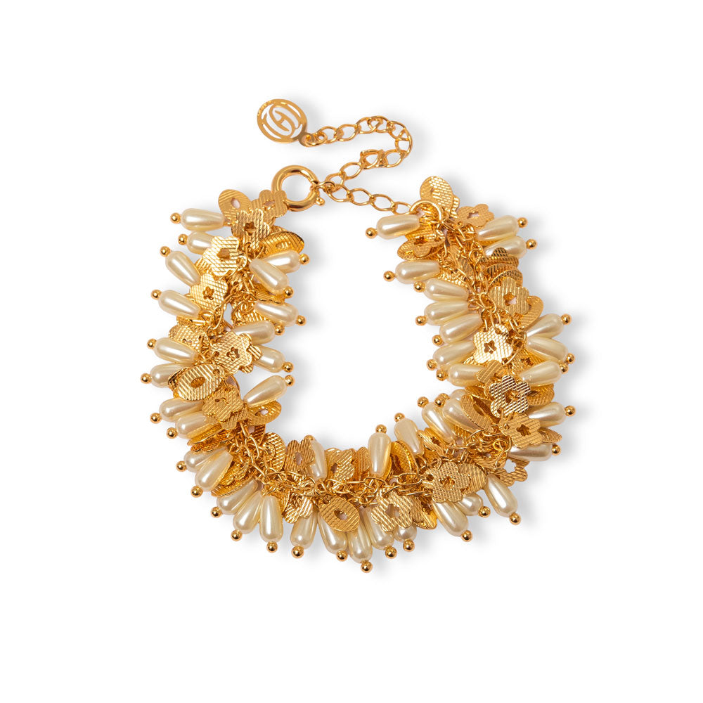 Pulseira com mini flores e pérolas shell, banho de ouro 18k. Design romântico Herreira para casamentos,
