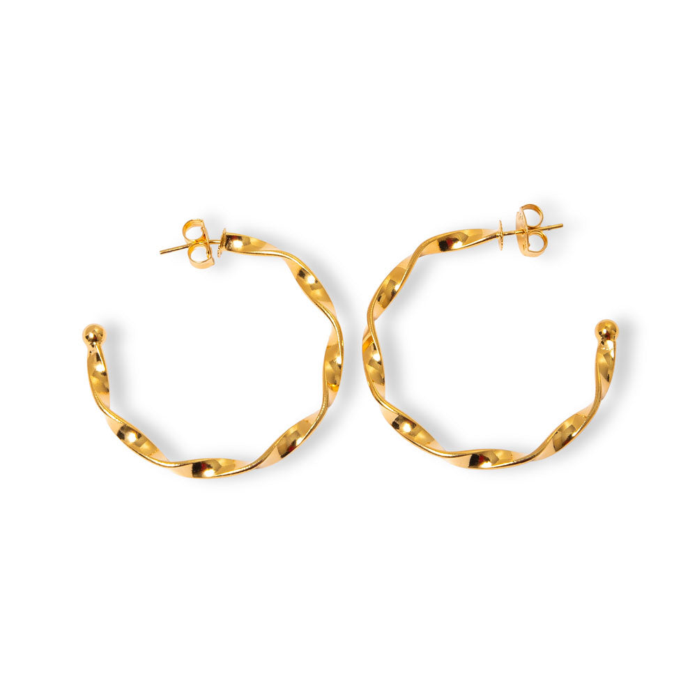 Brinco argola torcida em metal polido com banho de ouro 18k. Design autoral Herreira, produção em Goiânia.