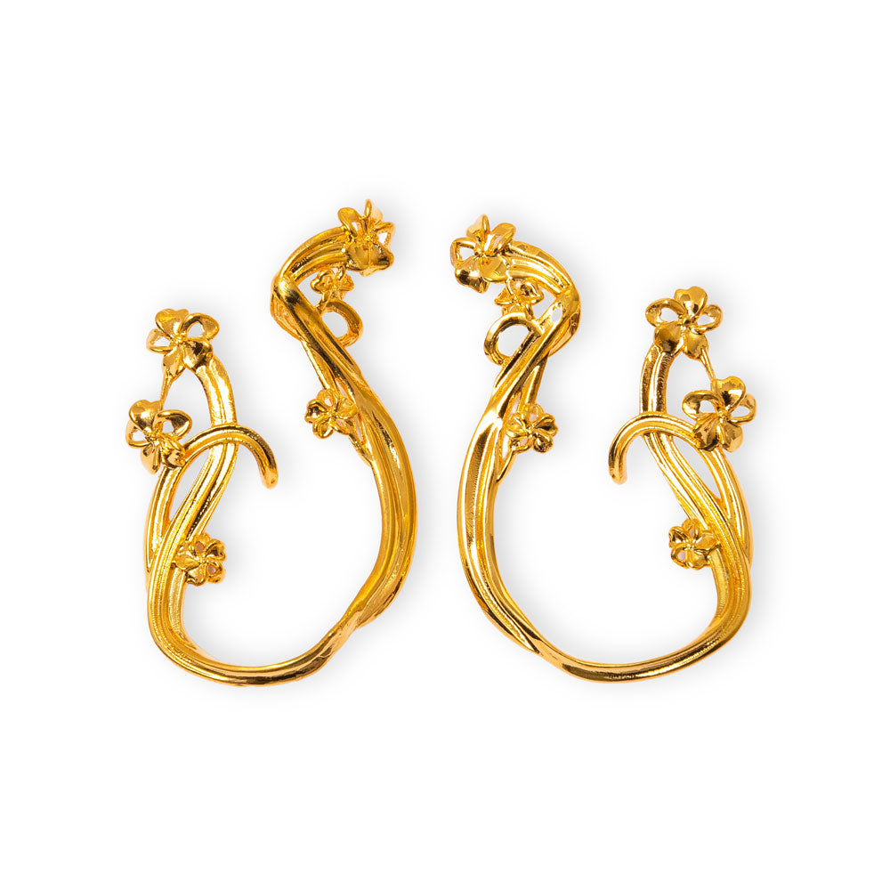 Brinco Hemero, argola torcida com flores em relevo e banho de ouro 18k. Design autoral Herreira, produção em Goiânia.