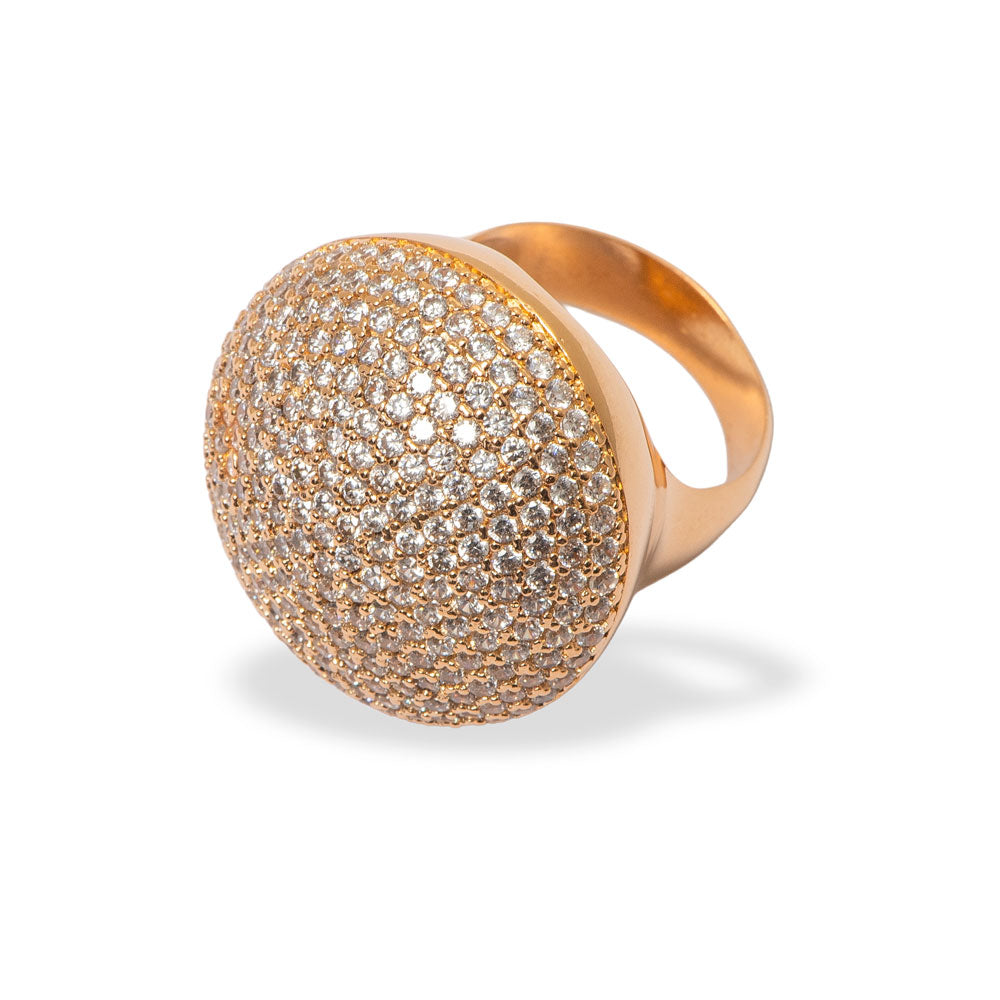 Anel Grand Gota Dourado em lapidação pera com halo de zircônia AAA, banho ouro 18k.