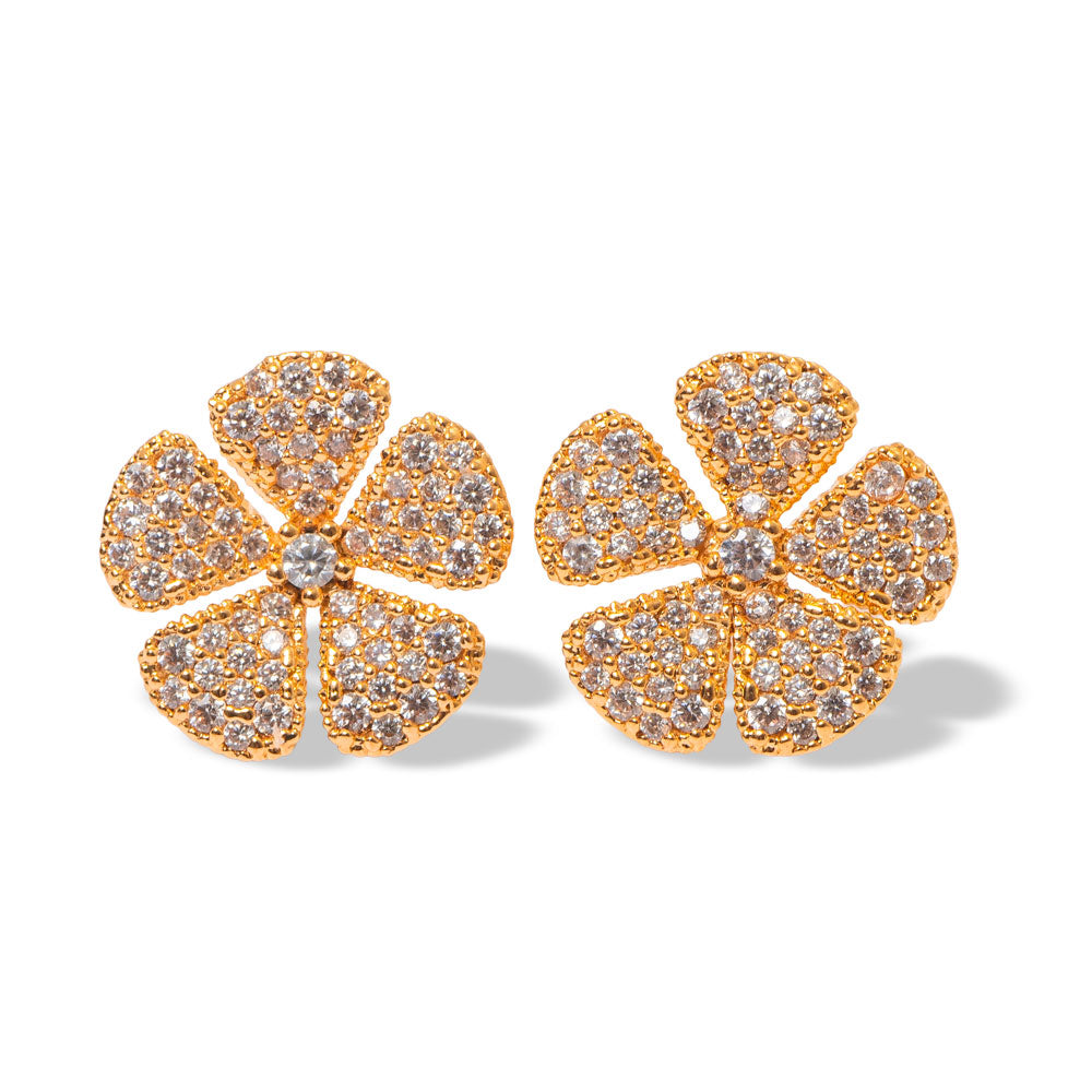 Brinco Petit Fabulous, flor com 5 pétalas em micro cravação e banho de ouro 18k. Design Herreira, produção em Goiânia.