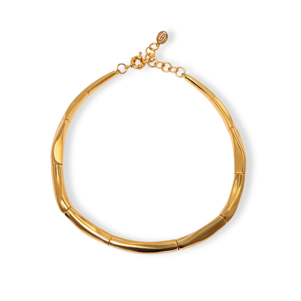 Colar Priscilla com elos alongados em banho de ouro 18k. Design Herreira com produção própria em Goiânia.