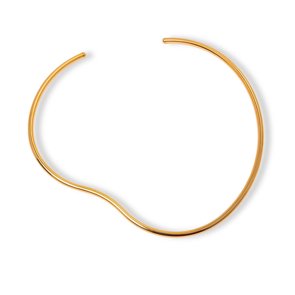Colar Fenda com aro orgânico e banho de ouro 18k. Design autoral Herreira com curvas fluidas, produção em Goiânia.
