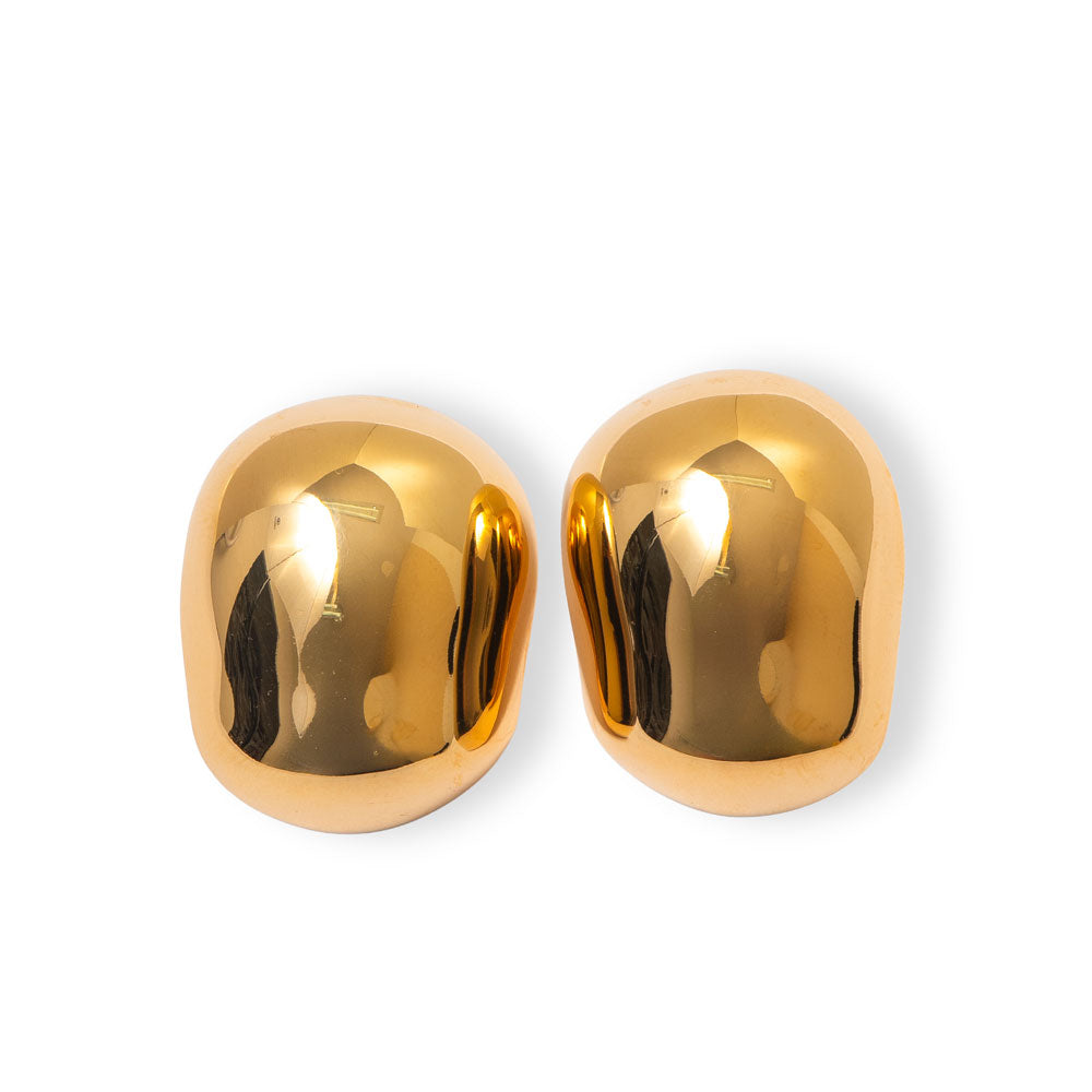 Brinco com volutas e banho ouro 18k. Design exclusivo Herreira, produção em Goiânia. Frete grátis acima de R$ 300.