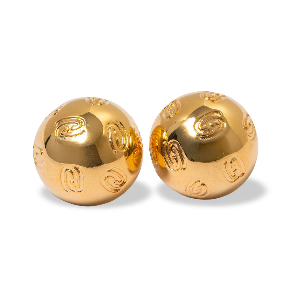 Brinco mini com assinatura Herreira em banho ouro 18k. Design exclusivo Herreira, produção em Goiânia.