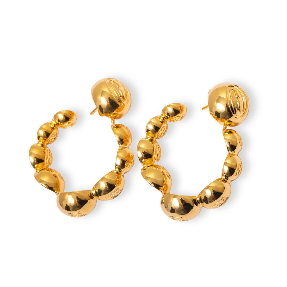 Brinco Arco Herreira com modelagem fluida arquitetônica e banho de ouro 18k. Design exclusivo Herreira, produção em Goiânia.