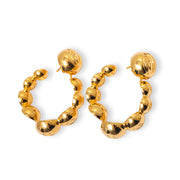 Brinco Arco Herreira com modelagem fluida arquitetônica e banho de ouro 18k. Design exclusivo Herreira, produção em Goiânia.