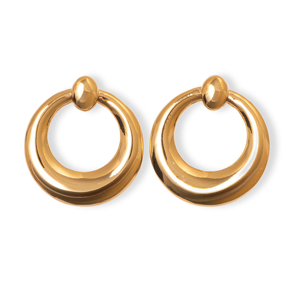 Brinco Metal Básico com modelagem clássica polida e banho de ouro 18k. Design exclusivo Herreira, produção em Goiânia.