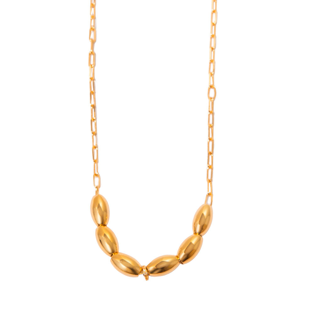 Colar Luar Luz com pingente em ouro 18k e brilho intenso. Design Herreira para uso noturno, produção própria em Goiânia.